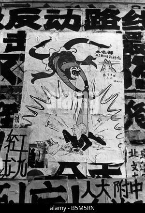 Geografia / viaggio, Cina, politica, poster, caricatura di Liu Shaoqi come 'revisionista', essendo ucciso da una scimmia, 1960s tardi, Foto Stock