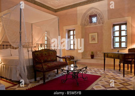 Una camera da letto con un drappo zanzariera in Al Moudira boutique hotel si trova alle porte della città di Luxor, Egitto Foto Stock