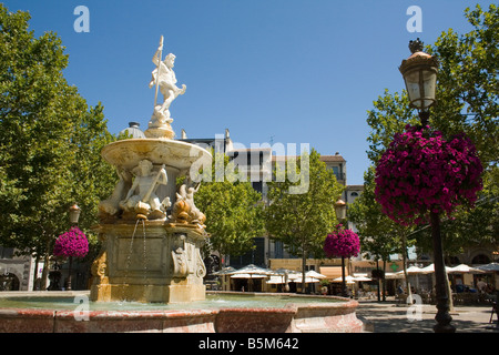 Statua in marmo di Nettuno Place Carnot Carcassonne Foto Stock