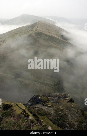 Paesaggio dal retro tor cercando lungo il mam tor ridge in inglese il parco nazionale di Peak District con nebbia e basse nubi Foto Stock