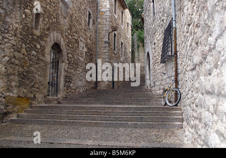 Bicicletta su ampia scalinata in pietra che conduce attraverso una strada deserta nella città medievale di Girona, in Catalogna, Spagna. Foto Stock