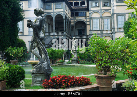 Palazzo Lucca Palazzo Pfanner Lucca Toscana Italia xviii centuary giardino italiano in montagna con statue greche e divinità romane Foto Stock