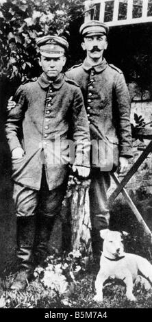 1 H76 F1914 3 Hitler come soldato in WWI Foto di Adolf Hitler politico NSDAP 1889 1945 Hitler a destra come un soldato del 2° Bavari Foto Stock