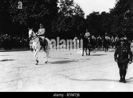 1FK 1101 F1919 1 E Marshall a Petain Victory Parade 1919 Philippe Petain marshall francese e uomo politico 1856 1951 Paris 14 Luglio Foto Stock