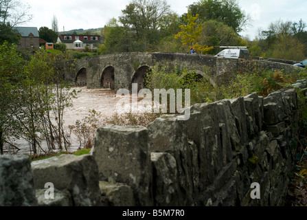 Il ponte a Llangynidr vicino a Crickhowell Powys Galles che attraversano il fiume Usk Foto Stock