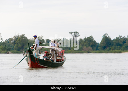 Alla ricerca di delfini Irrawaddy sul fiume Mekong in corrispondenza ad esempio Kampi villaggio vicino a Kratie Cambogia Foto Stock