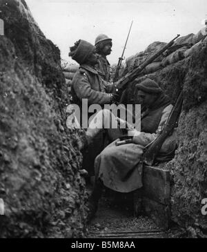 2 G55 F1 1915 12 le truppe francesi nelle trincee della Prima Guerra Mondiale La Storia La Prima Guerra Mondiale la Francia soldati francesi in trincee presso la Northern Fr Foto Stock