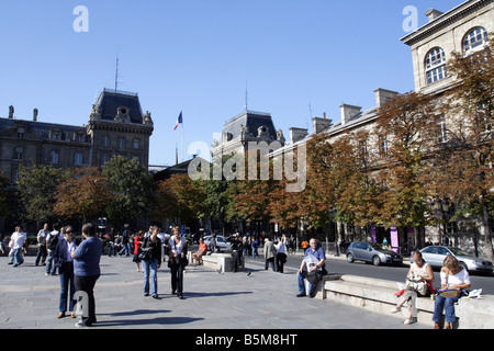 I turisti rilassante la Place du Parvis-Notre-Dame, Parigi Foto Stock