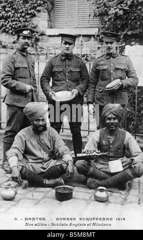 2 G55 H1 1914 8 Indiani e soldati inglesi WWI 1914 Storia Prima Guerra Mondiale le truppe ausiliari Nantes Guerre Europeenne 1914 NN. alleati Foto Stock