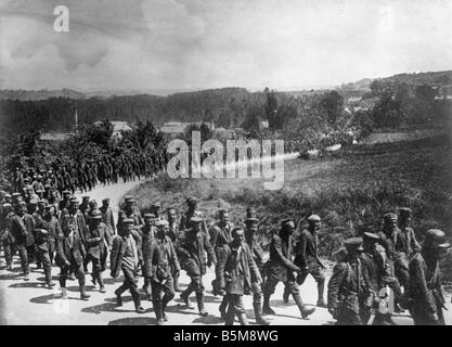 2 g55 K1 1918 e linee di prigionieri di guerra tedeschi Francia WWI 1918 Storia Guerra Mondiale i prigionieri di guerra una colonna di prigionieri di guerra tedeschi ne Foto Stock