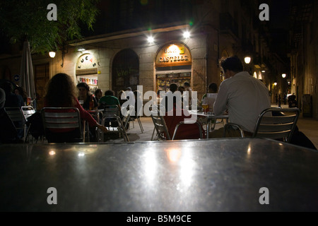 Un tipico bar appena fuori Las Ramblas, Barcelona, Catalogna, Spagna persone sat bere e avere un divertimento del tempo rilassante Foto Stock