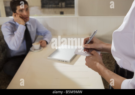 Cameriera prendendo un ordine. Foto Stock