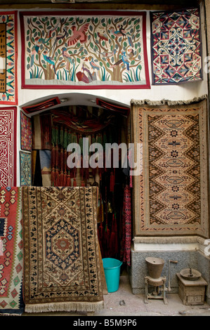 Un negozio di tappeti nel mercato Luxor Egitto Foto Stock