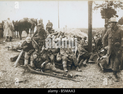 2 G55 W1 1915 15 feriti Tedeschi Francesi Souain 1915 Storia Prima Guerra Mondiale Wetsern feriti anteriore tedesco e soldati francesi a nord o Foto Stock