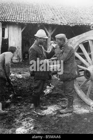 2 G55 W1 1915 17 Francese Tedesco soldati di fumare la prima guerra mondiale la storia I Guerra Mondiale fronte occidentale la comunicazione su frontiere nemico un francese Foto Stock