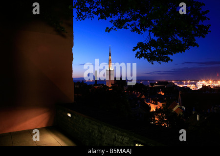 Vista panoramica attraverso la medievale Saint Olaf la Chiesa e la Città Vecchia di Tallinn, Estonia Foto Stock