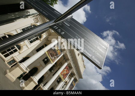 Città di Nottingham, Inghilterra. Un turista direzione segno con il Teatro Reale a Piazza Teatro in background. Foto Stock