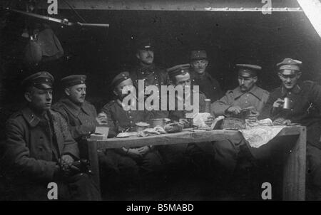 2 G55 W1 1916 14 e la prima guerra mondiale i soldati tedeschi in shelter 1916 Storia Prima Guerra Mondiale fronte occidentale una guerra di trincea soldati tedeschi di mangiare un Foto Stock