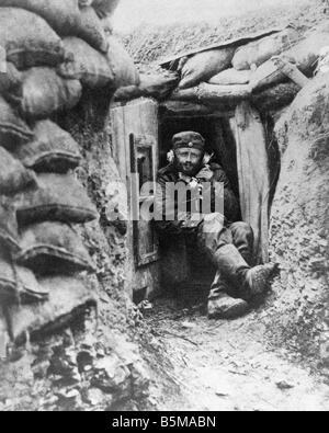 2 G55 W1 1916 22 Campo operatore telefonico WWI 1916 Storia Prima Guerra Mondiale fronte occidentale una guerra di trincea un soldato utilizzando il campo te Foto Stock