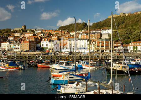 Barche ormeggiate a Scarborough Inner Harbor North Yorkshire Inghilterra Regno Unito GB Gran Bretagna Foto Stock