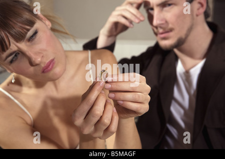Donna esame di una corona diamantata. Foto Stock