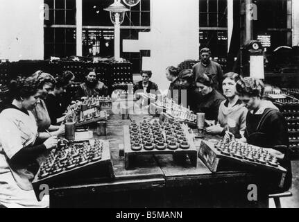 In Germania le donne in Ger fabbrica degli armamenti Donne al lavoro industria degli armamenti Donne al lavoro in un tedesco degli armamenti Foto di fabbrica 1917 Foto Stock