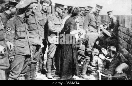 2 M60 L1 1914 5 e soldato ferito e medic cartolina Millitary Servizio medico Guerre de 1914 benedice Anglais English feriti en Foto Stock