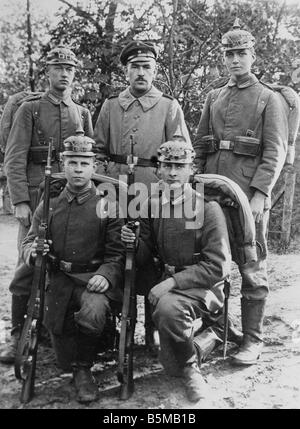 2 M73 S2 1914 1 Ger fanti foto di gruppo c 1914 militare tedesco soldati dell esercito una foto di gruppo dei cinque fanti con fucili e Foto Stock