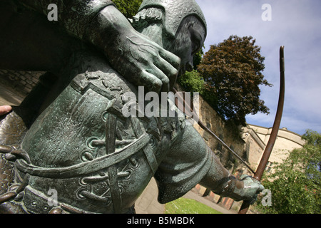 Città di Nottingham, Inghilterra. Il James Woodford scolpito Robin Hood statua, che sorge nei pressi di Nottingham Castle. Foto Stock