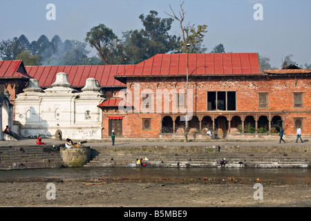 Bhasmeshvar Ghat, fiume Bagmati, Tempio di Pashupatinath, Deopatan, Nepal, Asia Foto Stock