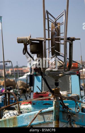 Cipro nazionale di barche da pesca in porto Aiga Napa particolare della rete di verricello Foto Stock