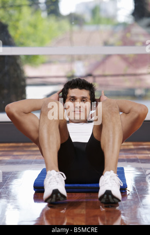 Un uomo che fa del sit ups Foto Stock