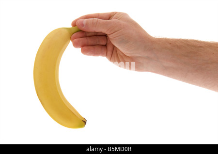 Mans diritto maschio mano tesa tenendo una banana contro uno sfondo bianco Foto Stock