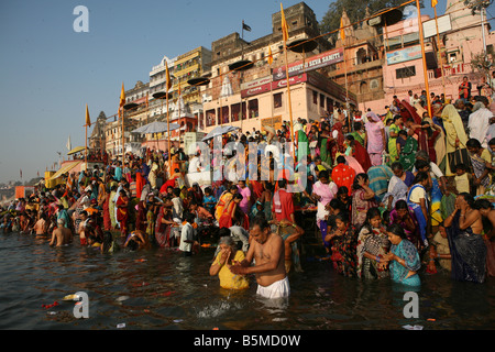 Pellegrini indù tenendo bagno al sacro fiume Gange a Varanasi Foto Stock