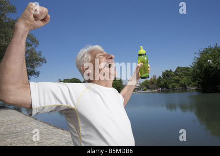 Un uomo anziano con le braccia in aria Foto Stock