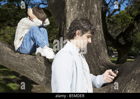 Un uomo e il ragazzo con un telefono cellulare Foto Stock