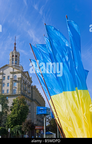 Bandiere nazionali battenti in Maidan Nezalezhnosti (Piazza Indipendenza), Kiev, Ucraina Foto Stock