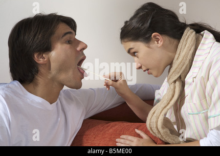 Una donna che guarda verso il basso un uomo di gola Foto Stock