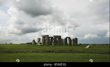 Antico monumento di Stonehenge in un giorno nuvoloso nel Wiltshire, Inghilterra. Foto Stock