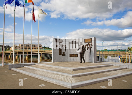 JFKA scultura contemporanea di John F Kennedy di Anne Meldon Hugh, nella sua casa ancestrale di New Ross, County Wexford, Irlanda Foto Stock