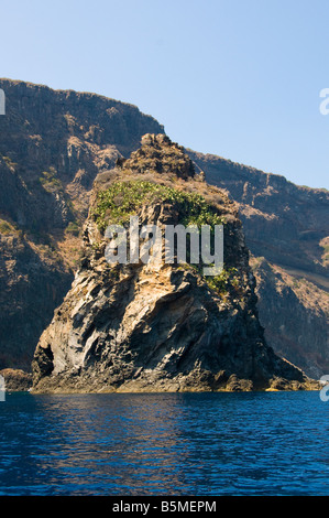 Formazione di roccia al largo della costa della isola di Pantelleria, Sicilia, Italia. Foto Stock