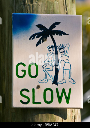 CAYE CAULKER, BELIZE - Go Slow lifestyle segno. Foto Stock