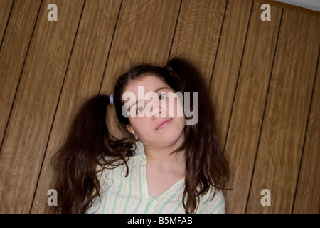 Preteen ragazza con due grandi ponytails posa modello rilasciato Foto Stock