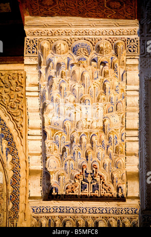 Particolare di arabesco su una colonna a la Alhambra, Granada, Spagna. Foto Stock