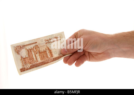 Maschio maschio mans destra mano tesa tenendo un Royal bank of Scotland dieci pound nota contro uno sfondo bianco Foto Stock