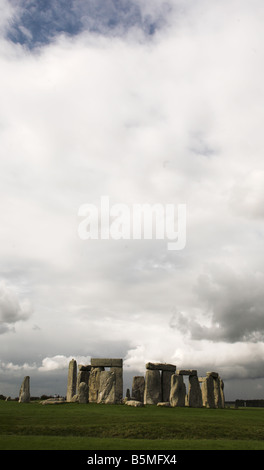 Antico monumento di Stonehenge in un giorno nuvoloso nel Wiltshire, Inghilterra. Foto Stock