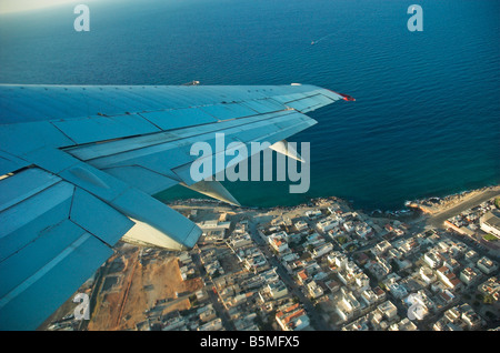 L'ala di un aeromobile in volo su Heraklion Creta Grecia Foto Stock