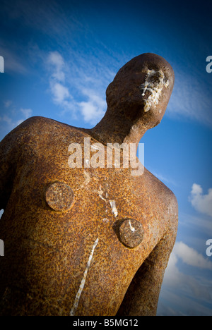 Antony Gormley scultura su Crosby spiaggia vicino Liverpool parte dell'illustrazione intitolato un altro posto. Foto Stock