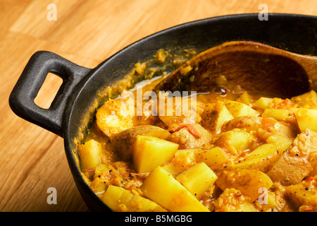 Un indiano vegetariano Dhaal curry, Aloo Foto Stock