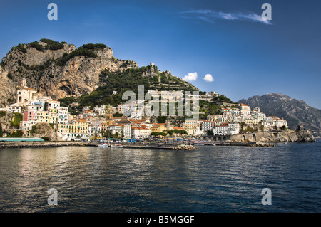 Guardando verso il porto della città di Amalfi su una soleggiata giornata estiva, Italia Foto Stock